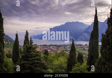 Panoramablick auf torbole, lago di Garda, Trentino, Italien; finanzieller Verlust im Tourismus durch leere Hotelzimmer für Corona Virus Pandemie Stockfoto