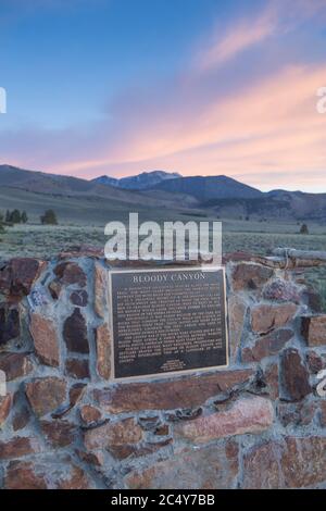 Blutige Canyon Trail historische Informationen direkt am Highway 158 die Juni Lake Loop in der östlichen Sierra Nevada, Kalifornien, USA Stockfoto