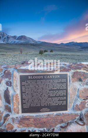 Blutige Canyon Trail historische Informationen direkt am Highway 158 die Juni Lake Loop in der östlichen Sierra Nevada, Kalifornien, USA Stockfoto