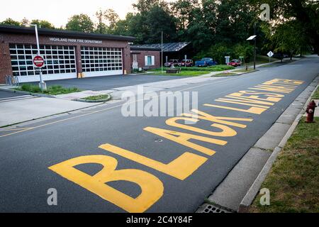 Highland Park, NJ: Ein mutiges gelbes Wandgemälde mit dem Titel „BLACK LIVES MATTER“, das auf der Straße in der Nähe der Polizei- und Feuerwehr der Stadt und der Stadthalle gemalt wurde Stockfoto