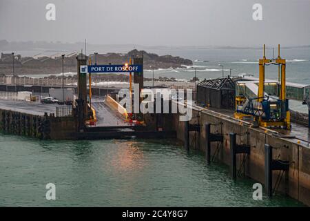 Blick auf den Hafen von Roscoff von der Fähre an Bord der Armorique Ferry von Brittany Ferries, Roscoff-Morlaix, Frankreich Stockfoto