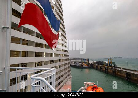 Blick auf den Hafen von Roscoff von der Fähre an Bord der Armorique Ferry von Brittany Ferries, Roscoff-Morlaix, Frankreich Stockfoto