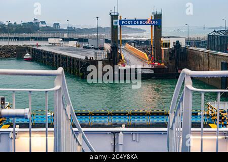 Blick auf den Hafen von Roscoff von der Fähre an Bord der Armorique Ferry von Brittany Ferries, Roscoff-Morlaix, Frankreich Stockfoto