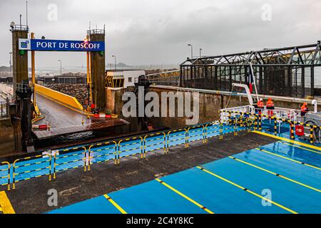 Blick auf den Hafen von Roscoff von der Fähre an Bord der Armorique Ferry von Brittany Ferries, Roscoff-Morlaix, Frankreich Stockfoto