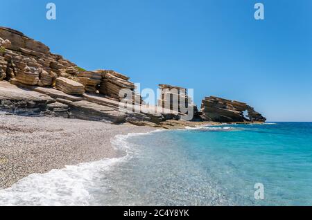 Der lange Sandstrand von Triopetra im Süden Kretas.der Strand ist nach den drei Felsen im Meer benannt. Stockfoto