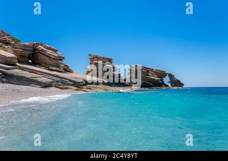 Der lange Sandstrand von Triopetra im Süden Kretas.der Strand ist nach den drei Felsen im Meer benannt. Stockfoto