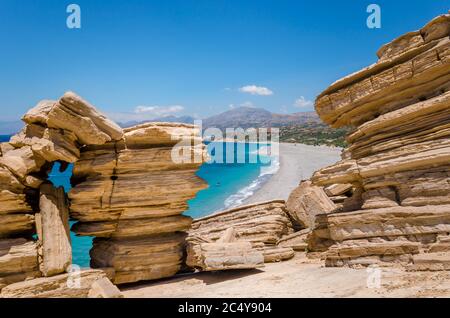 Der lange Sandstrand von Triopetra im Süden Kretas.der Strand ist nach den drei Felsen im Meer benannt. Stockfoto