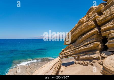 Der lange Sandstrand von Triopetra im Süden Kretas.der Strand ist nach den drei Felsen im Meer benannt. Stockfoto