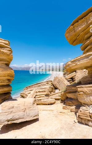 Der lange Sandstrand von Triopetra im Süden Kretas.der Strand ist nach den drei Felsen im Meer benannt. Stockfoto