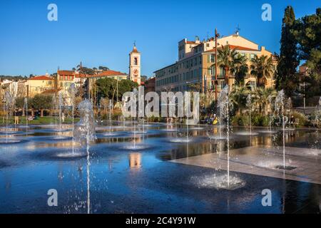 Stadt Nizza in Frankreich, Promenade du Paillon mit Brunnen Stockfoto