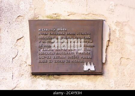 Informationstafel an der Wand des Michaelstors über die Geschichte des Michaelstors in Bratislava, Slowakei. Die Inschrift ist in slowakischer Sprache Stockfoto