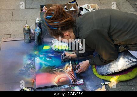 Lviv, Ukraine - 12. Januar 2020 : Nahaufnahme der jungen hübschen Frau - Straße Spray malen Künstler Erstellen erstaunliche Bild, mit Feuer Technik auf der Stockfoto