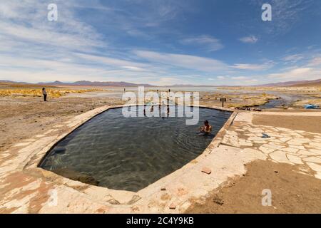 Uyuni, Bolivien - 03. oktober 2018: : Menschen in Aguas Termales in Laguna Chalviri, im Süden Boliviens Stockfoto