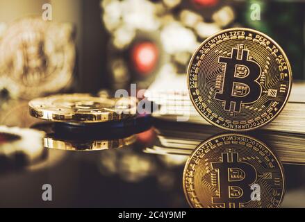 Nahaufnahme Von Golden Bitcoin Als Casino-Zahlung Mit Spielkarten Und Poker-Chips Im Hintergrund. Stockfoto