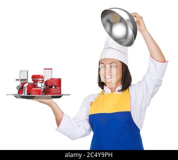 Küchengeräte Set. Schöne junge Frau Koch mit Red Blender, Toaster, Kaffeemaschine, Fleisch Ginder, Küchenmixer und Kaffeemühle im Restaurant Stockfoto