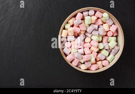 Flauschige bunte Marshmallows in einer Schüssel. Draufsicht Stockfoto