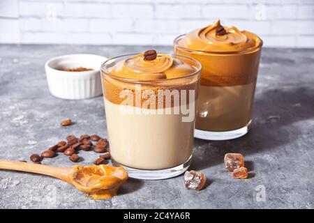 Dalgona Kaffee. Flauschiger, cremiger Kaffee Stockfoto