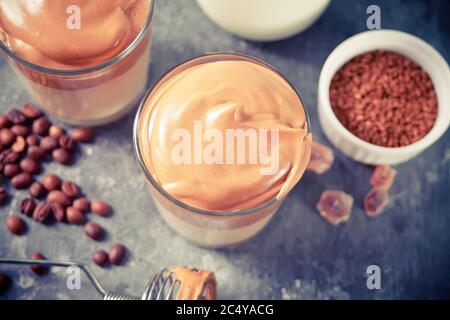 Dalgona Kaffee. Flauschiger, cremiger Kaffee Stockfoto