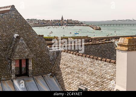Blick über die Dächer von Brittany & Spa auf den Hafen und die Altstadt von Roscoff, Morlaix, Frankreich Stockfoto