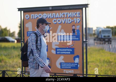 Mann in einem Atemschutzgerät auf einer Straße von St. Petersburg, Russland Stockfoto