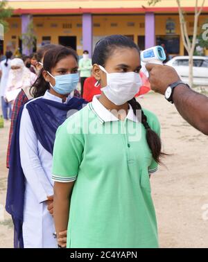 Beawar, Indien. Juni 2020. Die Schüler werden Temperaturscans unterzogen, wenn sie in der 10. Standard-Board-Prüfung erscheinen, inmitten COVID-19 Pandemie in Beawar. Rund 11 lakh Studenten in der Klasse X sozialwissenschaftliche Prüfung von Rajasthan Board of Secondary Education (RBSE) in mehr als 6,000 Prüfungszentren im ganzen Staat erscheinen. Alle sozial-distanzierenden Normen wurden während der Prüfung befolgt. (Foto von Sumit Saraswat/Pacific Press) Quelle: Pacific Press Agency/Alamy Live News Stockfoto