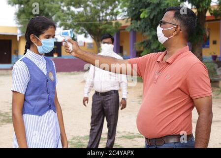 Beawar, Indien. Juni 2020. Die Schüler werden Temperaturscans unterzogen, wenn sie in der 10. Standard-Board-Prüfung erscheinen, inmitten COVID-19 Pandemie in Beawar. Rund 11 lakh Studenten in der Klasse X sozialwissenschaftliche Prüfung von Rajasthan Board of Secondary Education (RBSE) in mehr als 6,000 Prüfungszentren im ganzen Staat erscheinen. Alle sozial-distanzierenden Normen wurden während der Prüfung befolgt. (Foto von Sumit Saraswat/Pacific Press) Quelle: Pacific Press Agency/Alamy Live News Stockfoto