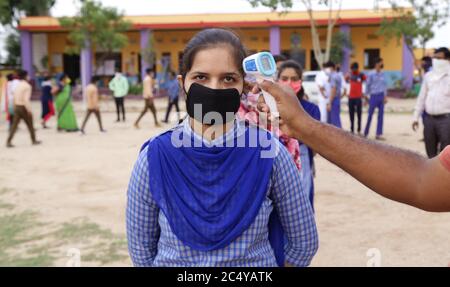 Beawar, Indien. Juni 2020. Die Schüler werden Temperaturscans unterzogen, wenn sie in der 10. Standard-Board-Prüfung erscheinen, inmitten COVID-19 Pandemie in Beawar. Rund 11 lakh Studenten in der Klasse X sozialwissenschaftliche Prüfung von Rajasthan Board of Secondary Education (RBSE) in mehr als 6,000 Prüfungszentren im ganzen Staat erscheinen. Alle sozial-distanzierenden Normen wurden während der Prüfung befolgt. (Foto von Sumit Saraswat/Pacific Press) Quelle: Pacific Press Agency/Alamy Live News Stockfoto