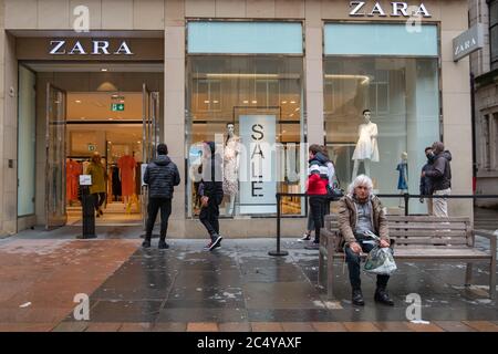 Glasgow, Schottland, Großbritannien. Juni 2020. Käufer, die außerhalb von Zara in der Buchanan Street als Geschäfte Schlange stehen, dürfen heute mit der weiteren Lockerung der Coronavirus-Sperrregeln wieder für Geschäfte öffnen. Kredit: Skully/Alamy Live Nachrichten Stockfoto