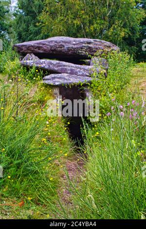 Prähistorisches Grabmal in Marin, Galicien, nordspanien. Es heißt ' Mamoa do Rei '. 3000 v. Chr. Dolmen im Jahr 2003 umgebaut. Stockfoto