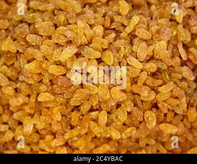 Rosinen Hintergrund. Gelbe Sultaninen. Golden Dried Seedless Trauben Draufsicht. Stockfoto