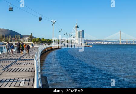 LISSABON, PORTUGAL - 4. OKTOBER 2019: Seilbahnen auf dem Tejo im Parque das Nacoes (Park der Nationen) in Lissabon, Portugal Stockfoto