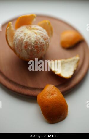 Reife Mandarine mit schälen Scheiben auf einem Holzbrett Stockfoto