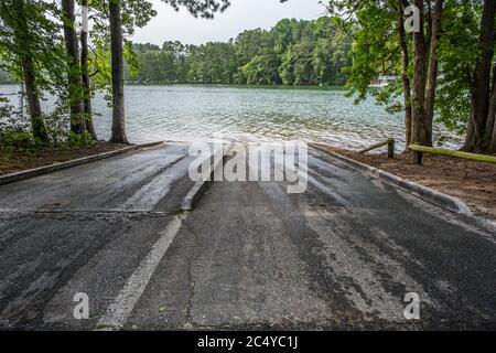 Leere Bootsrampe, wo Boote aller Art in den See für Spaß und Erholung an einem warmen Sommertag gestartet werden Stockfoto