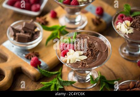 Schokoladenmousse mit Himbeere, Minze und Mandeln Stockfoto