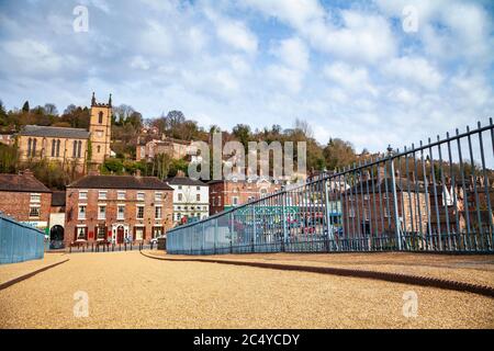 Die Stadt Ironbridge von der Straße über die Iron Bridge, Shropshire, England Stockfoto