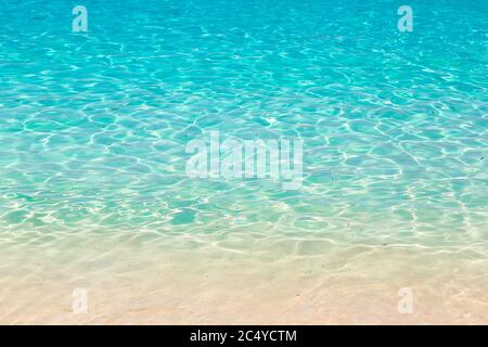 Klares Wasser Reflexionen auf flachen Sandboden, Thailand in einem Sommertag Stockfoto