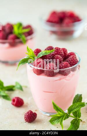 Himbeer-Dessert in der Glasschale Stockfoto
