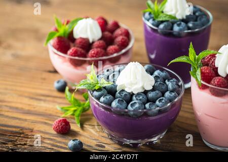 Beerenfrucht Dessert in der Glasschüssel Stockfoto