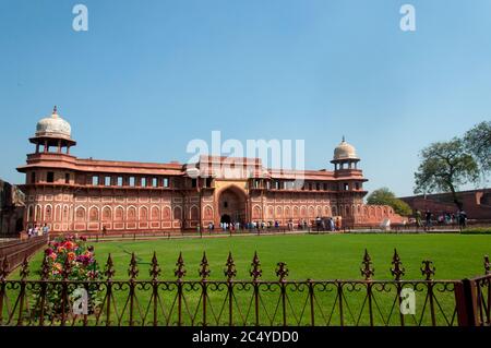 Agra Fort ist ein historisches Fort in der Stadt Agra in Indien. Es war die wichtigste Residenz der Kaiser der Moghul-Dynastie bis 1638, als die capi Stockfoto