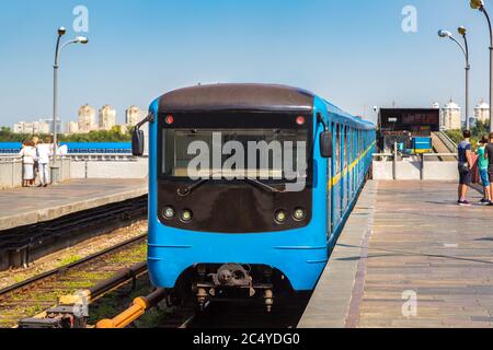Metro (U-Bahn) Zug auf U-Bahn-Brücke in Kiew, Ukraine in einem schönen Sommertag Stockfoto