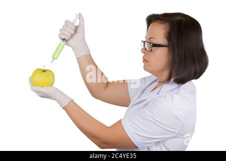 Ernährungswissenschaftlerin Ärztin hält frischen grünen Apfel mit Spritze auf weiß auf weißem Hintergrund injiziert Stockfoto