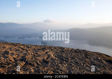 Dawn Nebel über Derwent Wasser vom Gipfel der Catbells, in der englischen Lake District Stockfoto