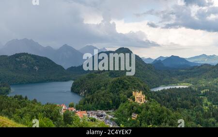 Ein Panorama-Landschaftsblick auf Schloss Hohenschwangau und Alpsee und Schwansee bei Oberschwangau Stockfoto