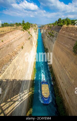 Korinth Kanal, Gezeitenwasserstraße über dem Isthmus von Korinth in Griechenland Stockfoto