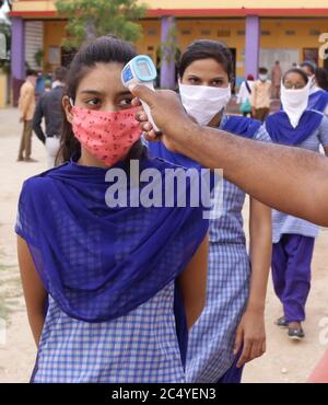 Beawar, Indien. Juni 2020. (6/29/2020) die Schüler werden einer Temperaturmessung unterzogen, während sie bei der 10. Standardprüfung der Platine erscheinen, inmitten einer COVID-19 Pandemie in Beawar. Rund 11 lakh Studenten in der Klasse X sozialwissenschaftliche Prüfung von Rajasthan Board of Secondary Education (RBSE) in mehr als 6,000 Prüfungszentren im ganzen Staat erscheinen. Alle sozial-distanzierenden Normen wurden während der Prüfung befolgt. (Foto von Sumit Saraswat/Pacific Press/Sipa USA) Quelle: SIPA USA/Alamy Live News Stockfoto