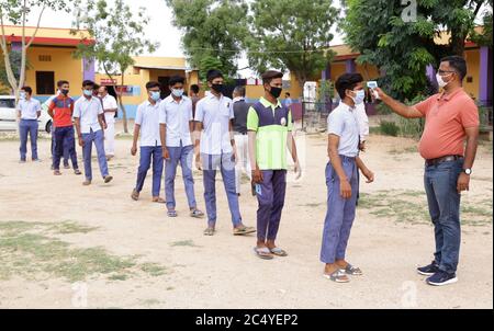 Beawar, Indien. Juni 2020. (6/29/2020) die Schüler werden einer Temperaturmessung unterzogen, während sie bei der 10. Standardprüfung der Platine erscheinen, inmitten einer COVID-19 Pandemie in Beawar. Rund 11 lakh Studenten in der Klasse X sozialwissenschaftliche Prüfung von Rajasthan Board of Secondary Education (RBSE) in mehr als 6,000 Prüfungszentren im ganzen Staat erscheinen. Alle sozial-distanzierenden Normen wurden während der Prüfung befolgt. (Foto von Sumit Saraswat/Pacific Press/Sipa USA) Quelle: SIPA USA/Alamy Live News Stockfoto