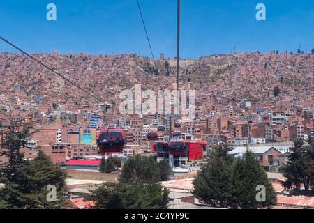 La Paz, Bolivien - 30. september 2018: Panoramablick von der Seilbahn von La Paz, in Bolivien Stockfoto