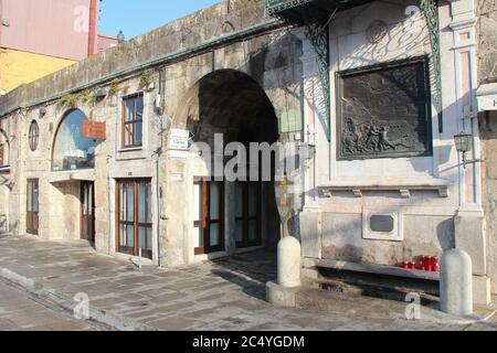 Gebäude an einem Kai in porto (portugal) Stockfoto