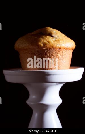 Hausgemachter Muffin Cupcake liegt auf einem weißen schwarzen Hintergrund Stockfoto