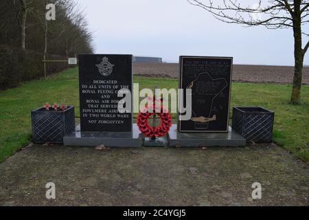 Gedenktafel für die Royal Air Force und das Royal Flying Corps der 339. Kampfgruppe, die in zwei Weltkriegen im Flugfeld Fowlmere diente Stockfoto